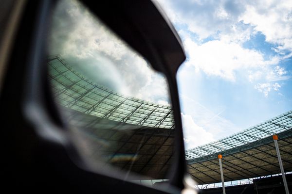 Wolken und das Dach des Olympiastadions spiegeln sich in der Kamera waehrend der deutschen Leichtathletik-Meisterschaften im Olympiastadion am 26.06.2022 in Berlin